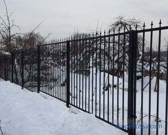 in Moskau einen Landzaun mit einem Tor und einem Pförtchen zu kaufen