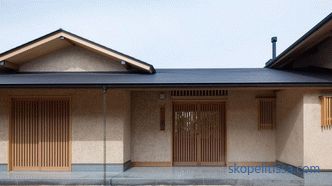 Hiiragi House - U-förmiges Haus, in dessen Zentrum sich ein Innenhof und ein Stammbaum befinden