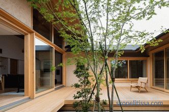 Hiiragi House - U-förmiges Haus, in dessen Zentrum sich ein Innenhof und ein Stammbaum befinden