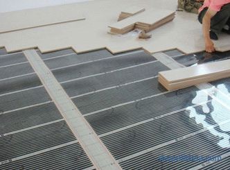 So machen Sie Fußbodenheizungen in einem Holzhaus: Optionen für das Gerät und die Installation
