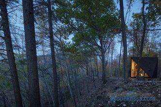 Kristallförmiges Miniaturhaus im Wald von Lansville