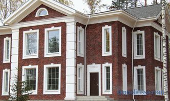 Dekorative Dekoration der Ecken der Fassade, Rusta aus Stein und moderne Materialien in der Gestaltung der Ecken des Hauses