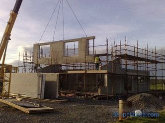 Bau des Hauses aus Stahlbetonplatten