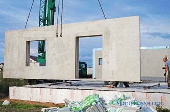 Bau des Hauses aus Stahlbetonplatten