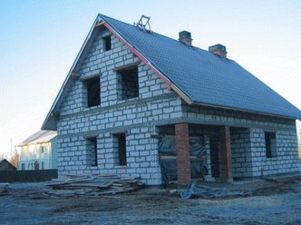 Das Projekt des Hauses 7 auf 9 mit Dachboden - die Vor- und Nachteile von Fertighäusern