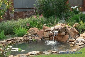 Wie man einen Teich auf dem Land macht - ein künstlicher Zierteich im Garten und auf der Baustelle, schönes Design des Teiches, Foto