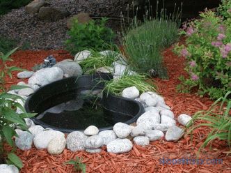 Wie man einen Teich auf dem Land macht - ein künstlicher Zierteich im Garten und auf der Baustelle, schönes Design des Teiches, Foto