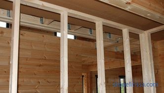 Trennwände in einem Holzhaus aus Holz, Innenwände, Installation, Foto