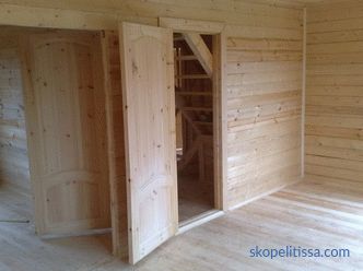 Trennwände in einem Holzhaus aus Holz, Innenwände, Installation, Foto
