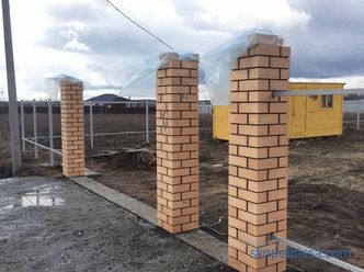 Zaun aus Wellpappe mit Backsteinpfeilern, die Stadien des Aufbaus und der Installation