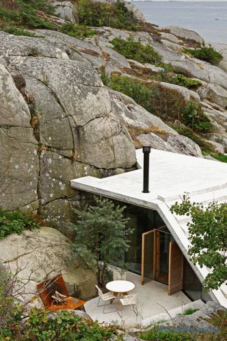 Haus mit transparenten Wänden auf sonnigen felsigen Ufern in Sandefjord, Norwegen
