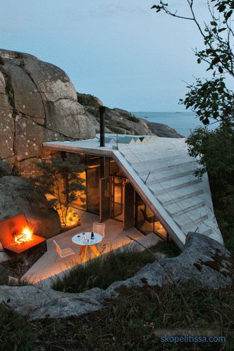Haus mit transparenten Wänden auf sonnigen felsigen Ufern in Sandefjord, Norwegen