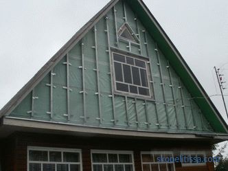 Dachgiebel, Holzgiebel, Dekoration des Giebel- und Mansardendaches eines Privathauses
