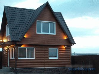 Dachgiebel, Holzgiebel, Dekoration des Giebel- und Mansardendaches eines Privathauses