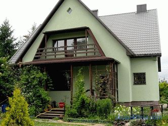 Außenbeschichtung des Hauses aus Schaumstoffblöcken, als das Haus außerhalb zu verkleiden, beenden Sie die Fassade mit Abstellgleis