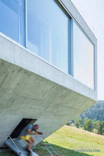 Die Hausarche des Architekten Robert Konetsky mit einer Zugbrücke anstelle der Haustür