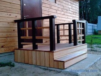 Veranda eines Landhauses aus Holz zum Selbermachen: Ideen und Fotos
