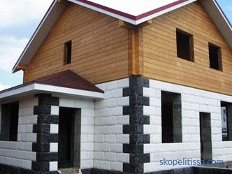 Projekte von kombinierten Häusern aus Stein und Holz für den schlüsselfertigen Bau in Moskau