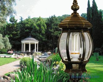 Land Laternen und Laternenpfähle, Eigenschaften und Feinheiten der Wahl der Säulen für den Garten