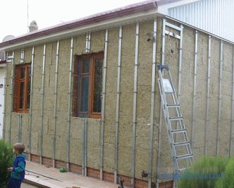 So umhüllen Sie ein Holzhaus mit Abstellgleis mit Dämmung: Schritt für Schritt Anleitung