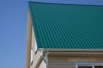 Wie wählt man ein Dach für ein Landhaus: Was wir beachten und beliebte Materialien