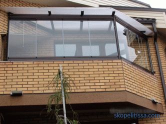 Verglasung von Balkonen mit einem schlüsselfertigen Dach, der Preis in Moskau