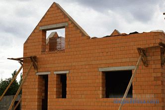 Was ist besser, um ein Haus für einen dauerhaften Aufenthalt zu bauen: eine Überprüfung der Materialien