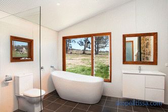 Entwurf eines Badezimmers in einem Privathaus mit Fenster, Projekte in Landhäusern, moderne Ideen, Fotos